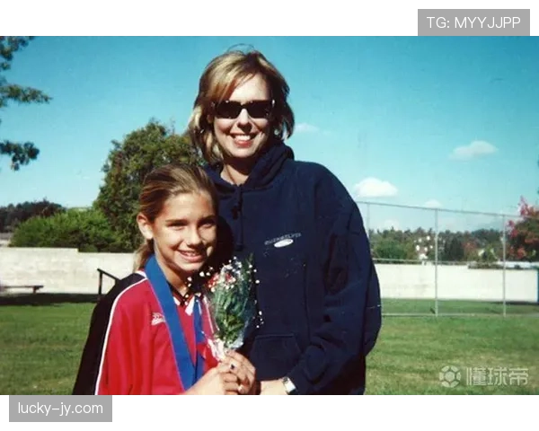 亚历克斯·摩根在家喝蛋白粉的样子，像极了我在奶茶店点全糖
