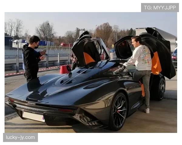 拉菲尼亚训练完顺手买了辆限量超跑，说是为了“代步”