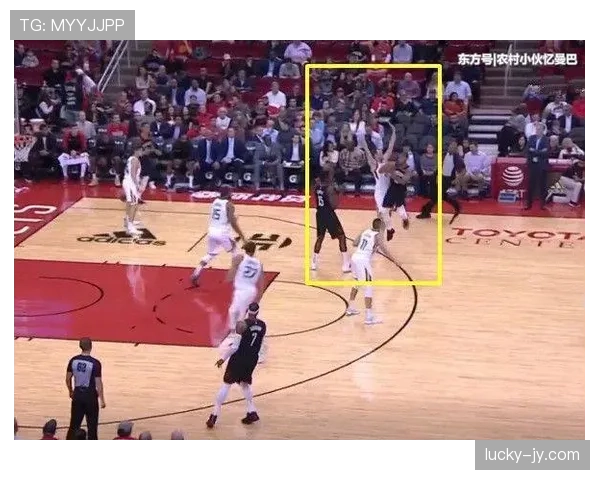 林丹晒日常：手里一杯路边奶茶，背后豪宅和跑车随意入镜，我默默关了钱包